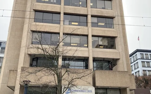 Commencement Bank location